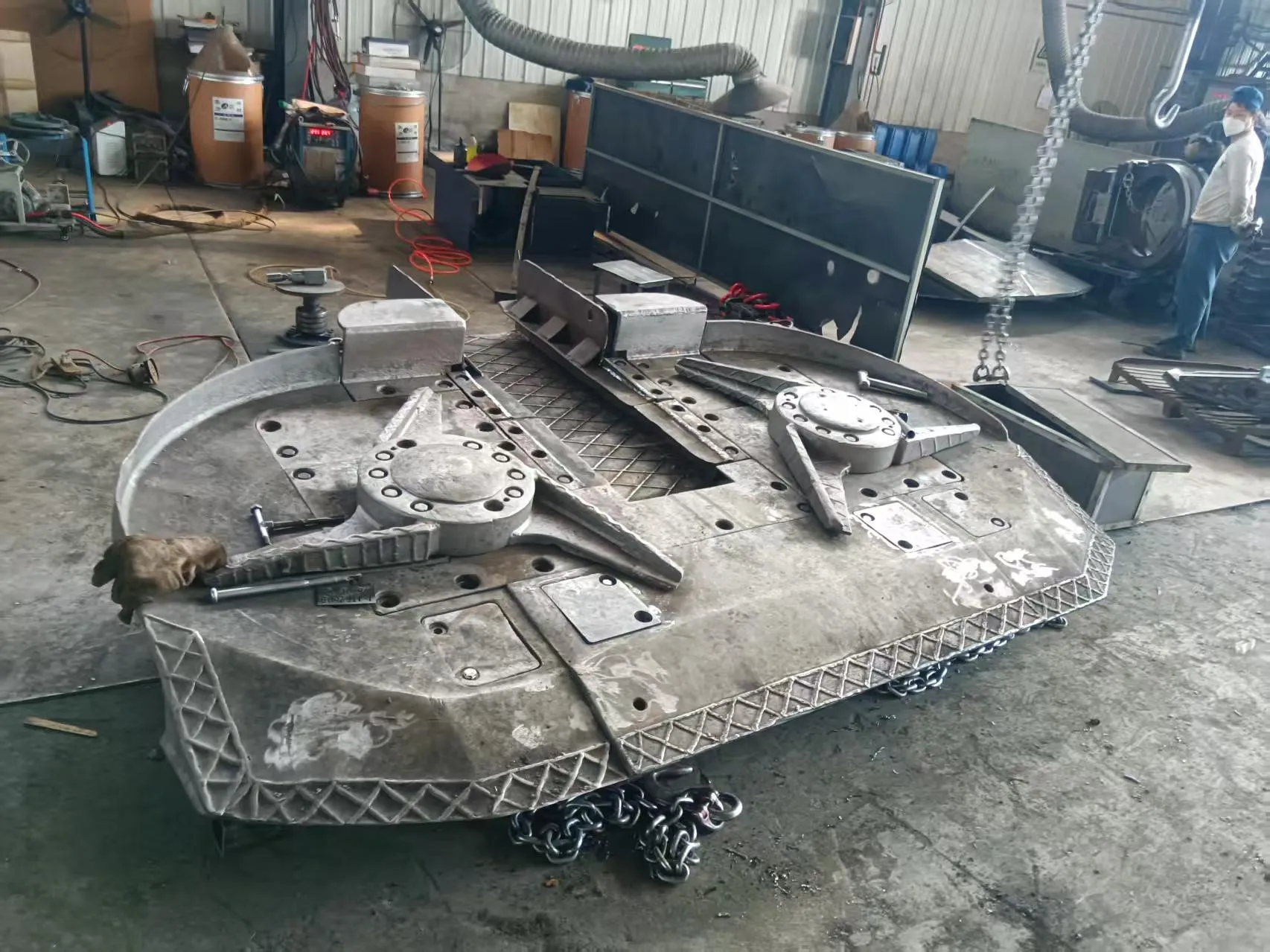 Tunnel boring machine shovel plate